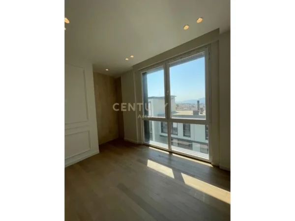 Tirane, jepet me qera apartament 2+1 Kati 3, 153 m² 1.100 € (pallati i brigadave)