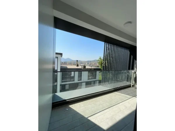 Tirane, jepet me qera apartament 2+1 Kati 3, 153 m² 1.100 € (pallati i brigadave)