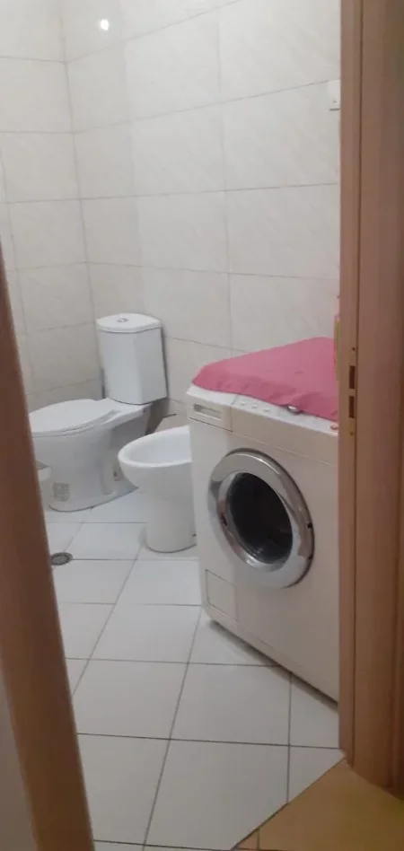 Tirane, jepet me qera apartament 1+1+Ballkon Kati 6, 65 m² 400 € (Astir prane Market Spar ( bar Harli))