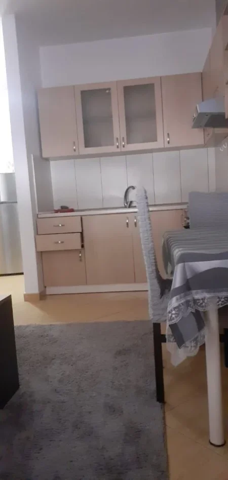 Tirane, jepet me qera apartament 1+1+Ballkon Kati 6, 65 m² 400 € (Astir prane Market Spar ( bar Harli))