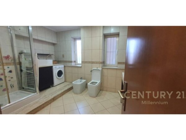 Tirane, Jepet me qera apartament 2+1 Kati 2, 85 m² (pazari ri)