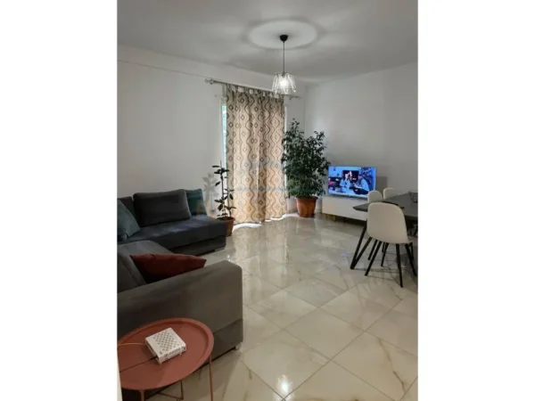 Tirane, jepet me qera apartament 1+1 Kati 3, 68 m² 450 € (rrugen Hysni Rusi)