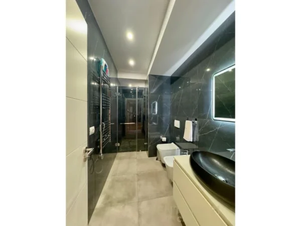 Tirane, jepet me qera apartament 2+1+Ballkon Kati 5, 100 m² 1.300 € (sheshi willson)