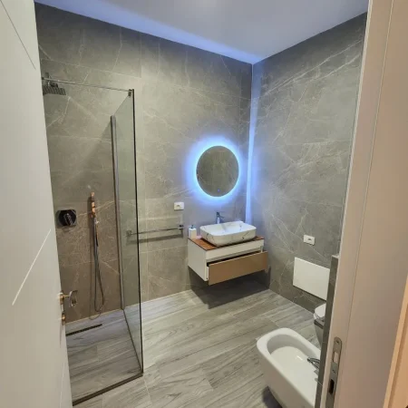 Tirane, jepet me qera apartament 1+1 Kati 5, 73 m² 550 € (Ali Demi)