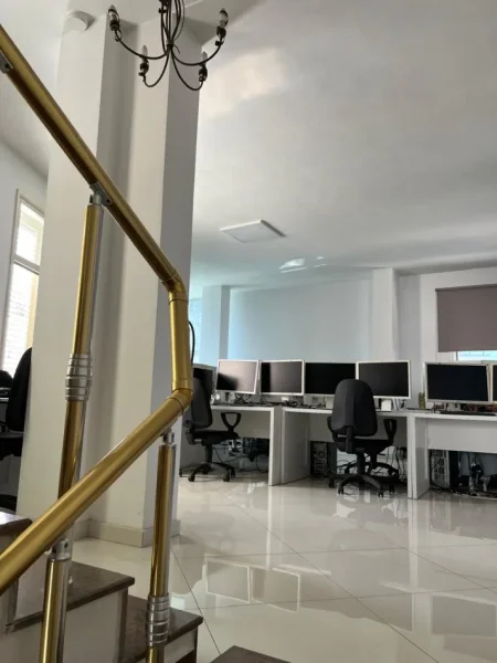 Tirane, jepet me qera zyre Kati 3, 350 m² 2.000 € (Laprake)