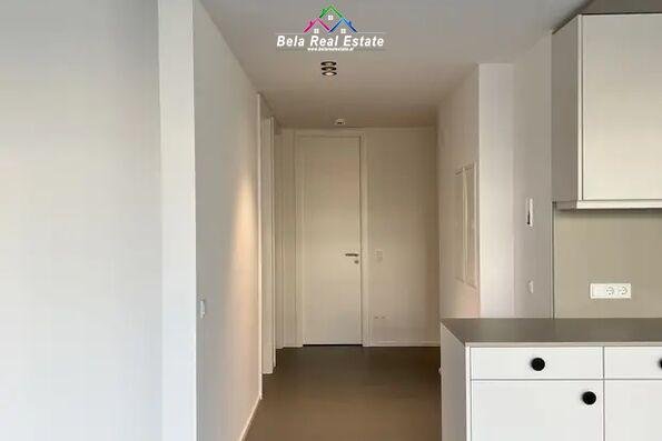 Tirane, jepet me qera apartament 3+1 Kati 1, 1.200 m² 3.000 € (Kinostudio)
