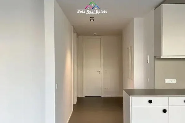 Tirane, jepet me qera apartament 3+1 Kati 1, 1.200 m² 3.000 € (Kinostudio)