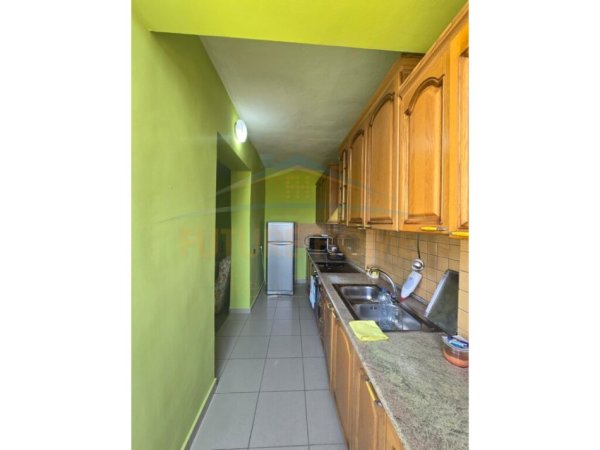 Tirane, jepet me qera apartament 1+1 Kati 4, 98 m² 500 € (Petro Nini Luarasi)