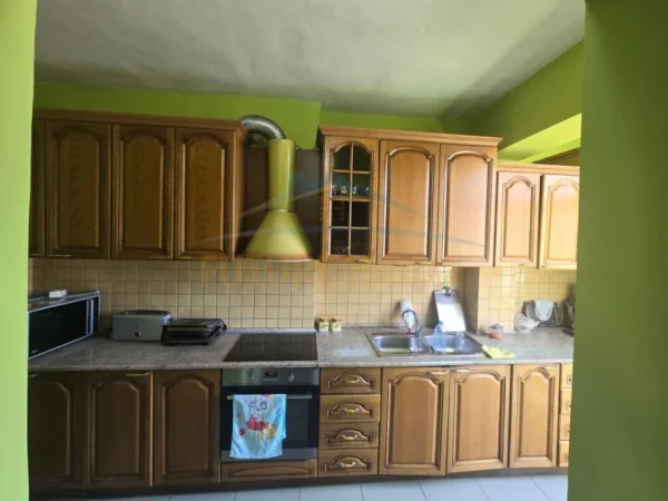 Tirane, jepet me qera apartament 2+1 Kati 1, 110 m² 450 € (Fresk, Shefqet Kuka)