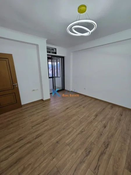 Tirane, shitet apartament 1+1+Ballkon Kati 5, 55 m² 900.000 € (Rruga e Dibres, prane Fakultetit te Mjeksise)