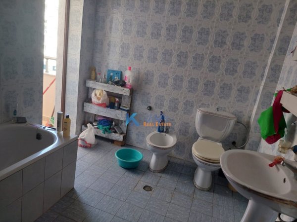 Tirane, jepet me qera apartament 2+1+Ballkon Kati 5, 100 m² 600 € (Oxhaku)