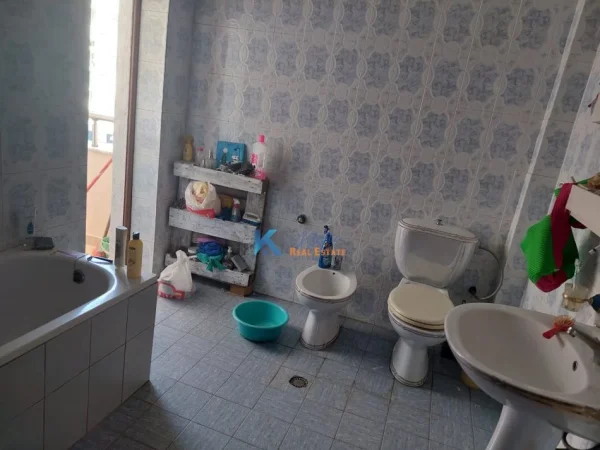 Tirane, jepet me qera apartament 2+1+Ballkon Kati 5, 100 m² 600 € (Oxhaku)