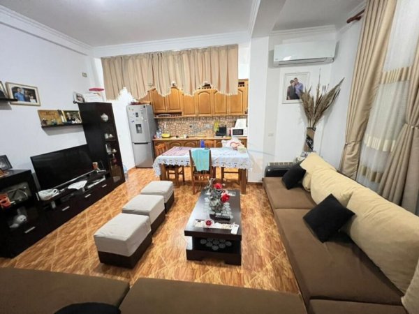 Tirane, jepet me qera apartament 1+1 Kati 2, 50 m² 380 € (Alidem pranë Kompleksit Mangalem.)