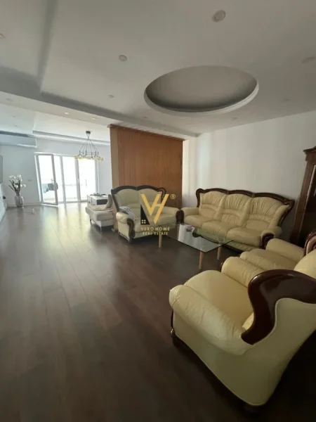 Tirane, shitet apartament 3+1+Ballkon Kati 5, 170 m² 400.000 € (KRISTAL CENTER)