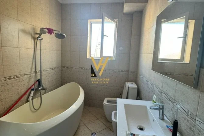 Tirane, shitet apartament 3+1+Ballkon Kati 5, 170 m² 400.000 € (KRISTAL CENTER)