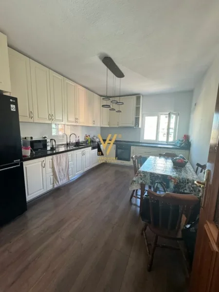 Tirane, shitet apartament 3+1+Ballkon Kati 5, 170 m² 400.000 € (KRISTAL CENTER)