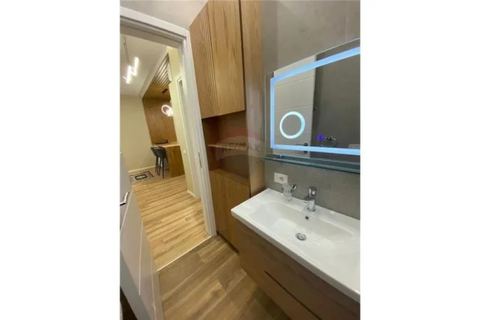 Tirane, jepet me qera apartament 1+1 , 75 m² 800 € (Apartament luksoz per qira tek Arlis!)