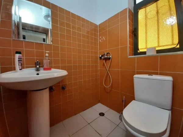 Tirane, jepet me qera garsonier 1+1 Kati 1, 45 m² 330 € (Rruga Gjon Mili)