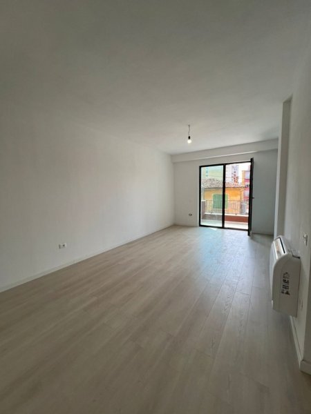 Tirane, jepet me qera apartament 2+1+Ballkon Kati 1, 93 m² 700 € (MYSLYM SHYR)