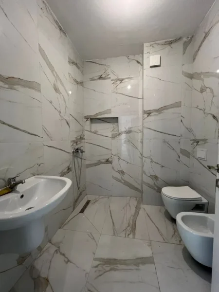 Tirane, jepet me qera apartament 2+1+Ballkon Kati 1, 93 m² 700 € (MYSLYM SHYR)