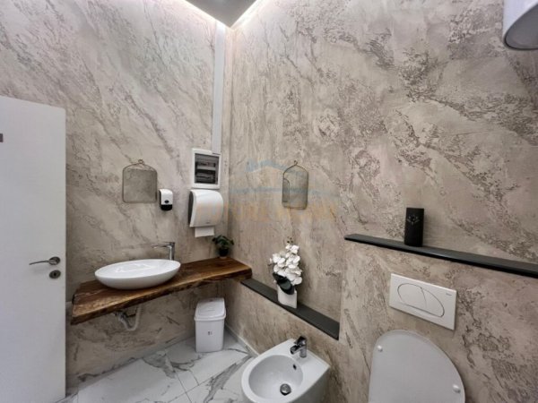 Tirane, jepet me qera apartament 1+1 Kati 1, 86 m² 900 € (Sheshit Wilson)
