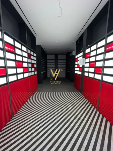 Tirane, jepet me qera dyqan Kati 0, 180 m² 4.000 € (RRUGA E DURRESIT)