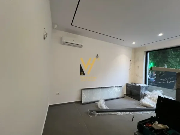 Tirane, jepet me qera dyqan Kati 0, 180 m² 4.000 € (RRUGA E DURRESIT)