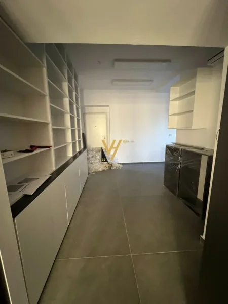 Tirane, jepet me qera dyqan Kati 0, 180 m² 4.000 € (RRUGA E DURRESIT)