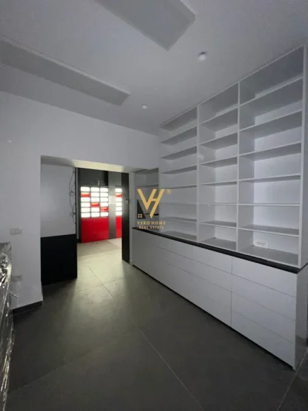 Tirane, jepet me qera dyqan Kati 0, 180 m² 4.000 € (RRUGA E DURRESIT)