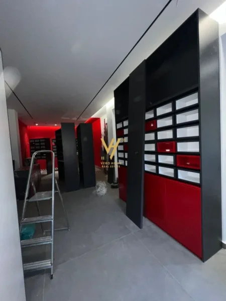 Tirane, jepet me qera dyqan Kati 0, 180 m² 4.000 € (RRUGA E DURRESIT)