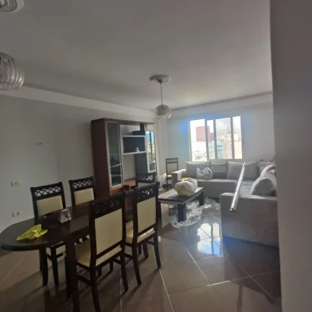Tirane, jepet me qera apartament 2+1+Ballkon Kati 10, 110 m² 650 € (21 DHJETORI)