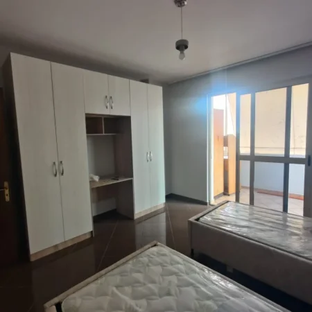 Tirane, jepet me qera apartament 2+1+Ballkon Kati 10, 110 m² 650 € (21 DHJETORI)