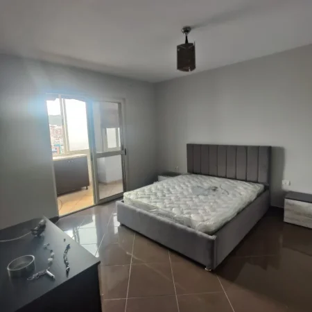 Tirane, jepet me qera apartament 2+1+Ballkon Kati 10, 110 m² 650 € (21 DHJETORI)