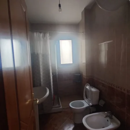 Tirane, jepet me qera apartament 2+1+Ballkon Kati 10, 110 m² 650 € (21 DHJETORI)