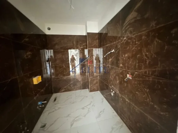 Tirane, shitet apartament 1+1+Ballkon Kati 5, 73 m² 109.950 € (Dritan Hoxha)