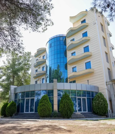 Fier, jepet me qera hotel , 340 m² 4.000 € (Rruga Fier-Levan KM3)