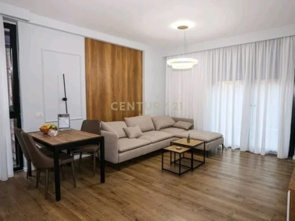 Tirane, shes apartament 1+1+Aneks+Ballkon Kati 1, 88 m² (Prane Pazarit te Ri, Shkolla e Kuqe)