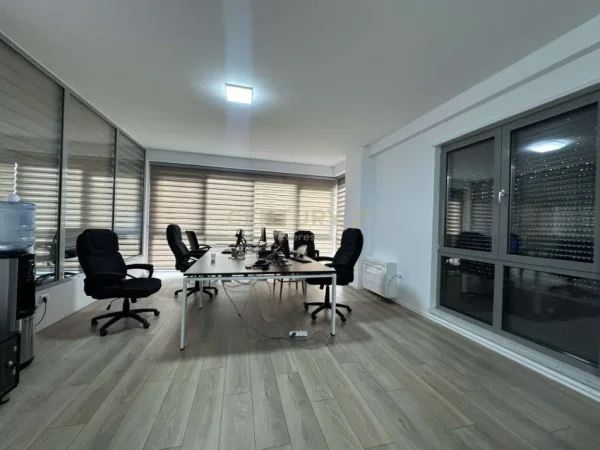 Tirane, jepet me qera ambjent biznesi Kati 1, 136 m² 2.300 € (Rruga e Kavajes Tirana, Albania)