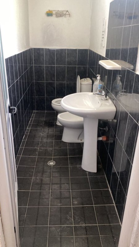 Tirane, jepet me qera Vile 1 Katshe Kati 0, 210 m² 1.000 € (Rruga Benjamin Kruta)
