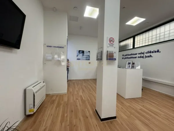 Tirane, jepet me qera ambjent biznesi Kati 0, 215 m² 2.000 € (Bllok)