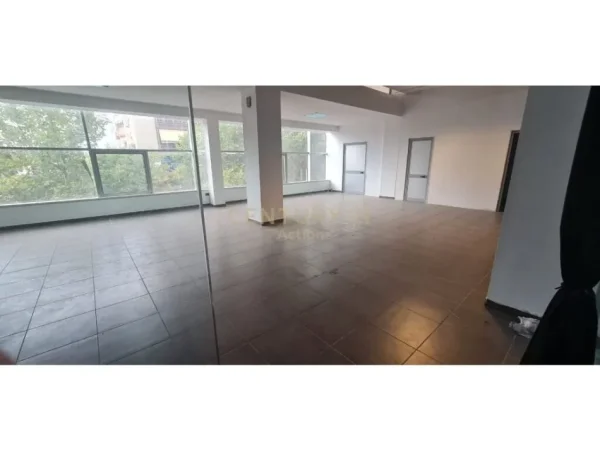 Tirane, jepet me qera dyqan Kati 1, 700 m² 7.000 € (XHAMLLIK)