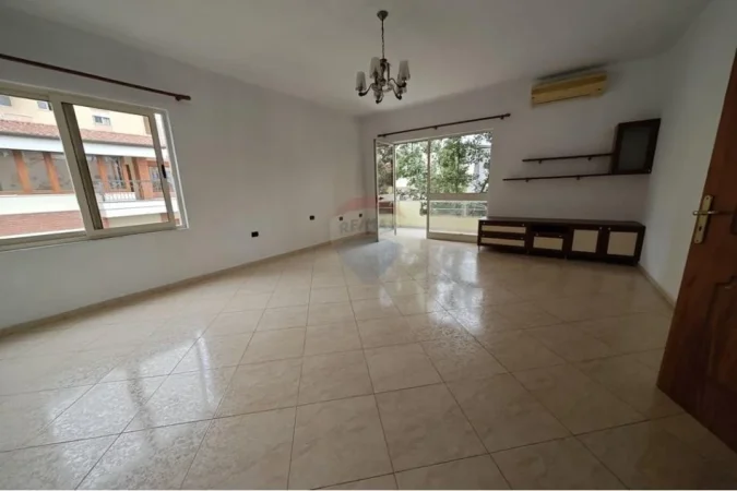 Tirane, jepet me qera Kati 2, 170 m² 1.000 € (Ilo Qafzezi)