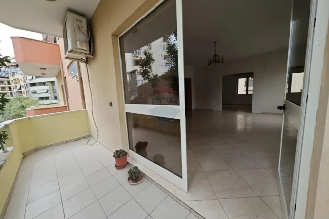 Tirane, jepet me qera Kati 2, 170 m² 1.000 € (Ilo Qafzezi)