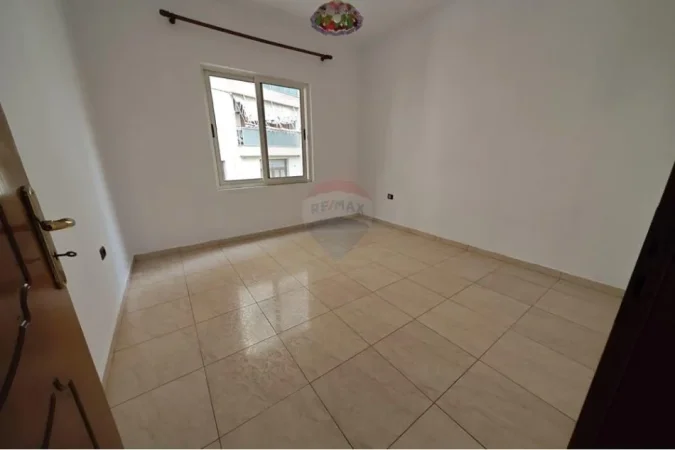 Tirane, jepet me qera Kati 2, 170 m² 1.000 € (Ilo Qafzezi)