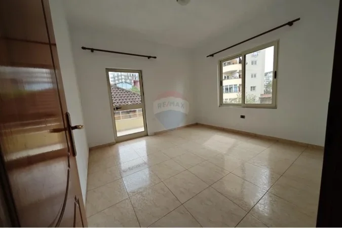 Tirane, jepet me qera Kati 2, 170 m² 1.000 € (Ilo Qafzezi)
