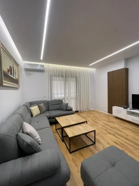 Tirane, shitet apartament 1+1 Kati 4, 75 m² 165.000 € (Komuna e Parisit)