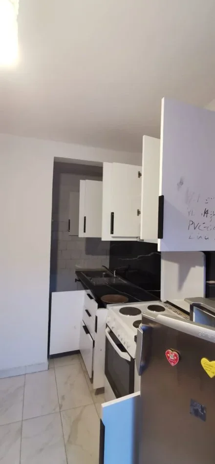 Tirane, jepet me qera apartament Kati 3, 63 m² 500 € (Rruga)