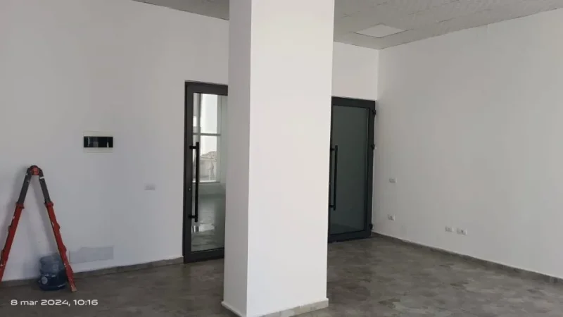 Tirane, jepet me qera zyre Kati 1, 40 m² 500 € (Shyqyri Berxolli)
