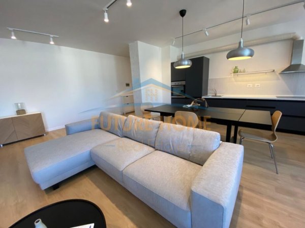 Tirane, jepet me qera apartament 3+1 Kati 8, 158 m² 1.500 € (Bulevardi Zogu I,)