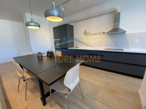 Tirane, jepet me qera apartament 3+1 Kati 8, 158 m² 1.500 € (Bulevardi Zogu I,)